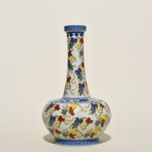 Qing Dynasty Yongzheng pastel gold-plated bottle with grape