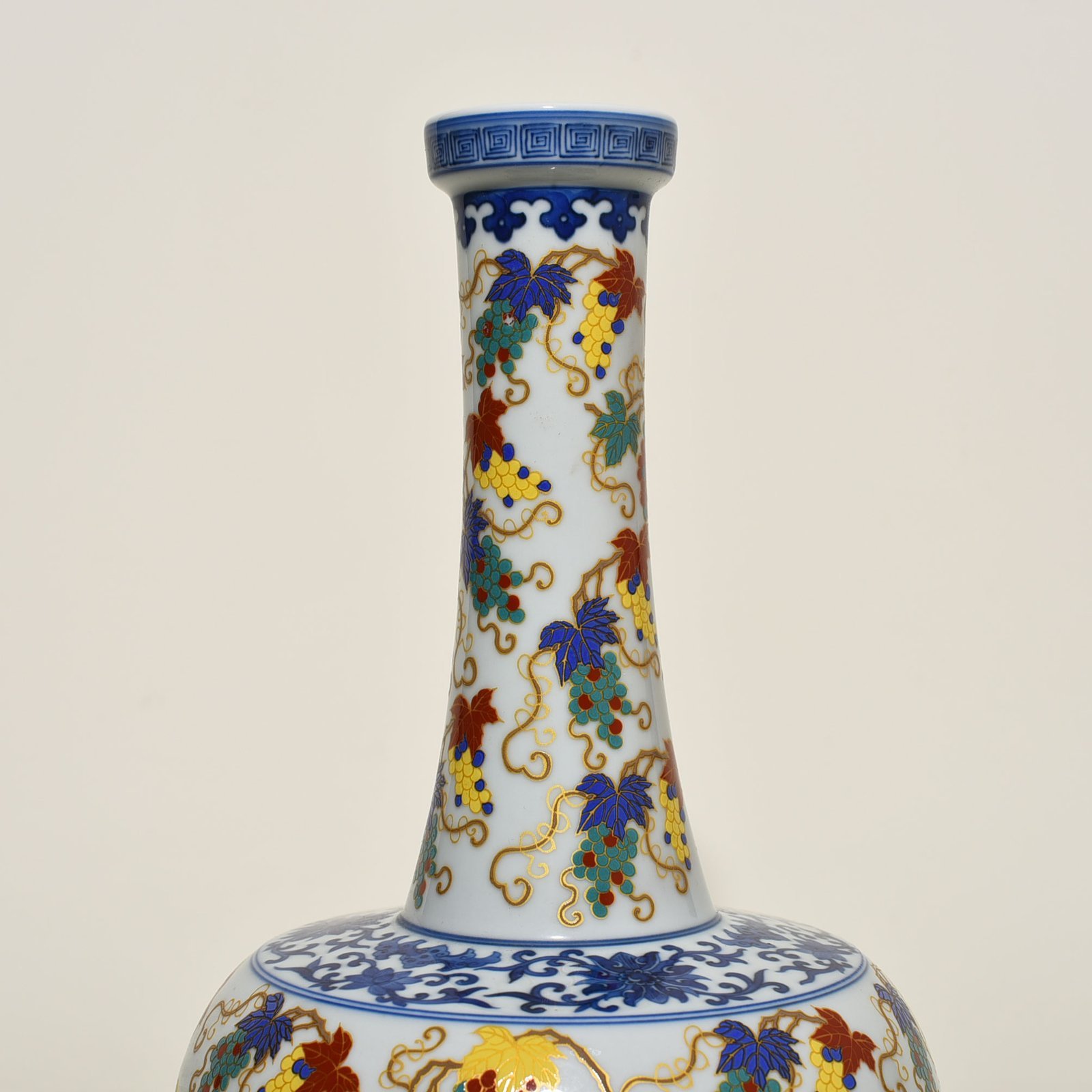 Qing Dynasty Yongzheng pastel gold-plated bottle with grape