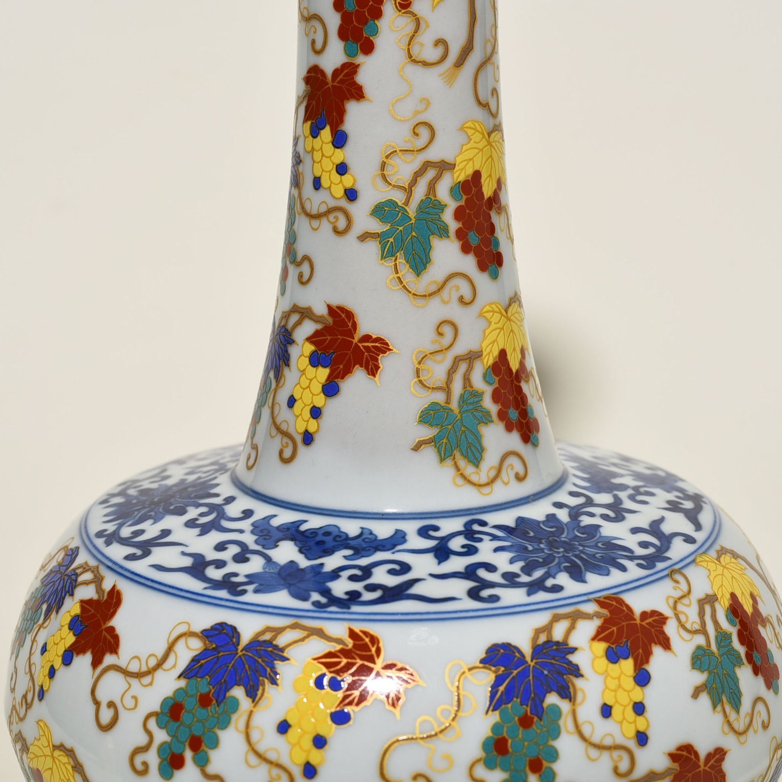 Qing Dynasty Yongzheng pastel gold-plated bottle with grape