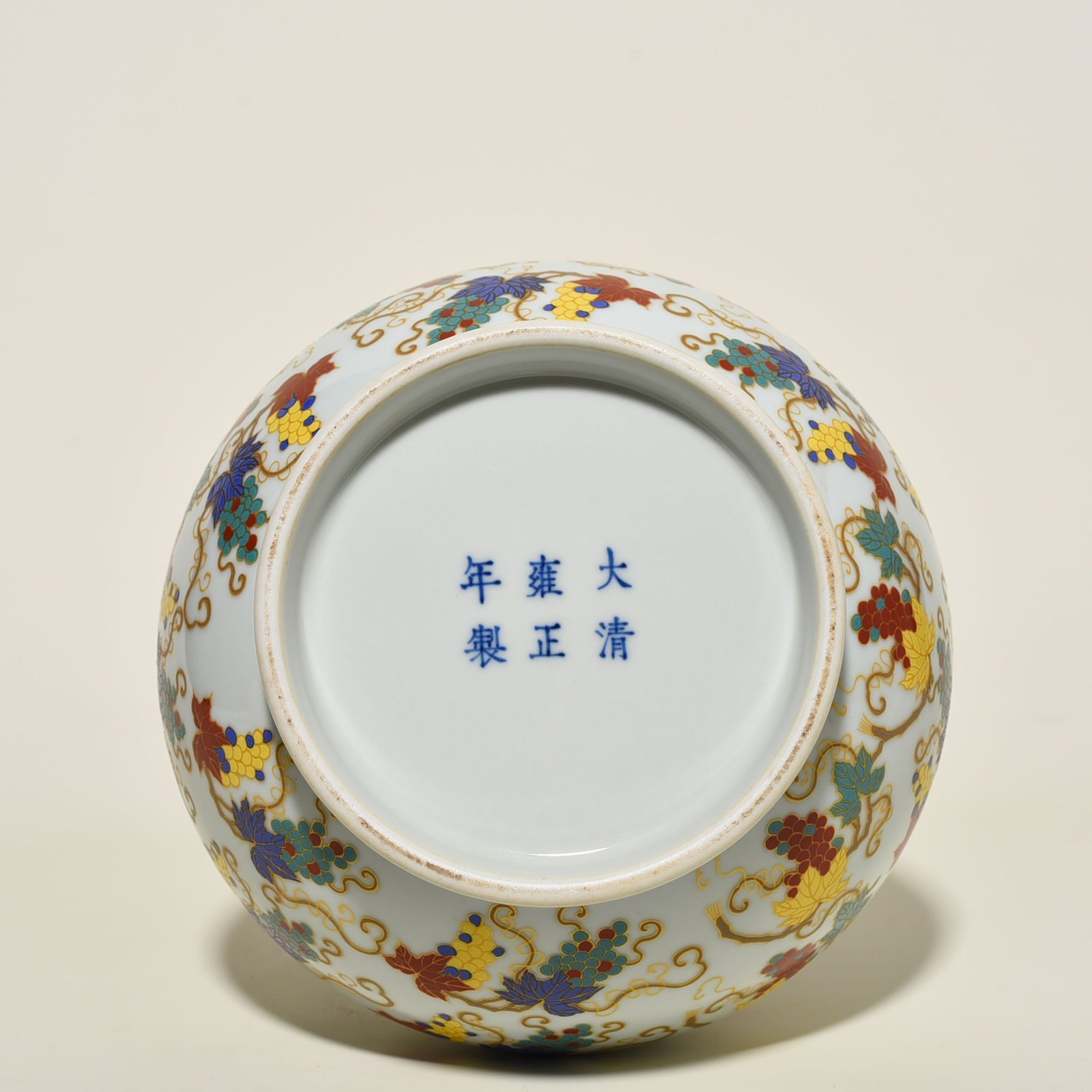 Qing Dynasty Yongzheng pastel gold-plated bottle with grape
