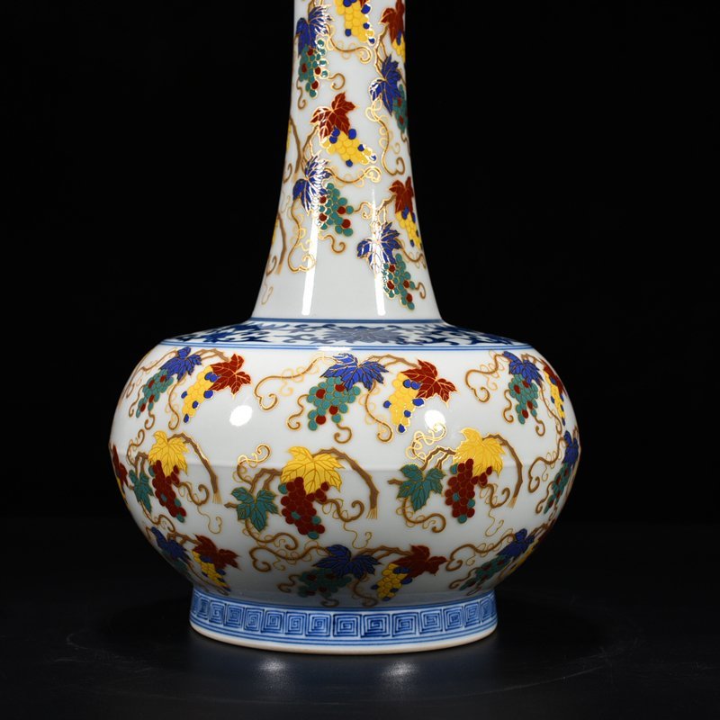 Qing Dynasty Yongzheng pastel gold painted grape vase