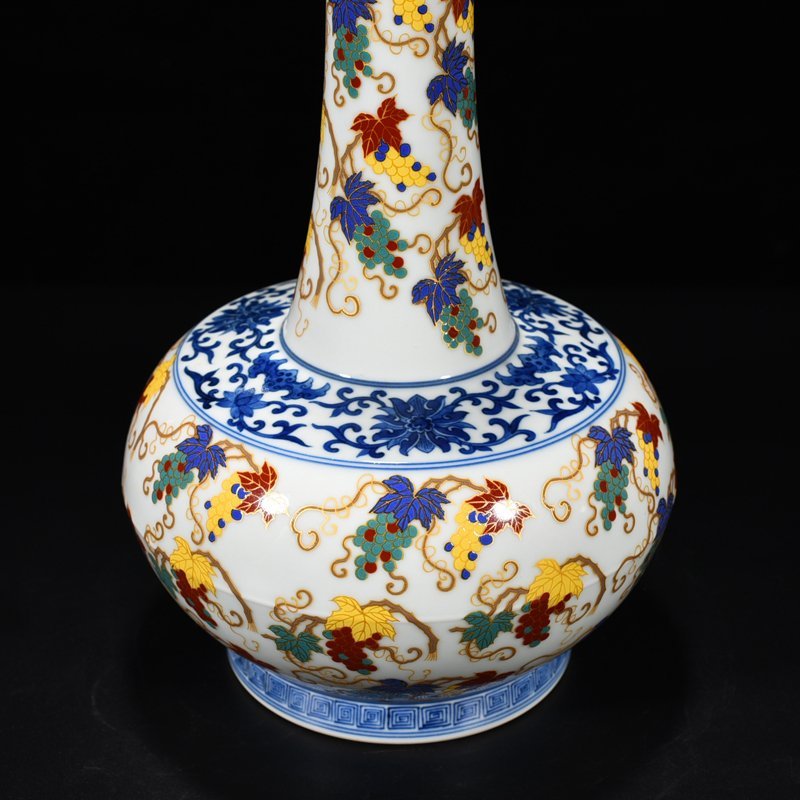 Qing Dynasty Yongzheng pastel gold painted grape vase