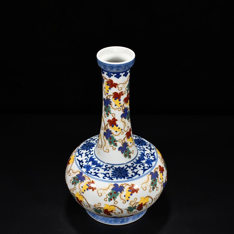 Qing Dynasty Yongzheng pastel gold painted grape vase