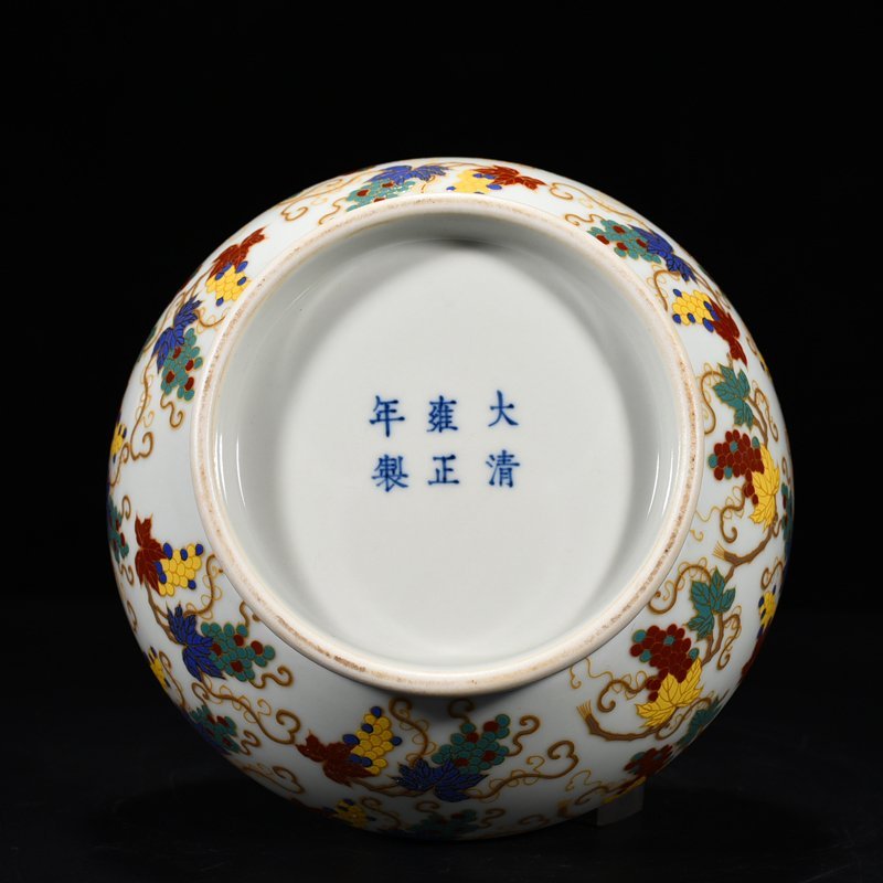 Qing Dynasty Yongzheng pastel gold painted grape vase