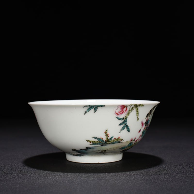 Qing Dynasty Yongzheng pastel flower and bird bowl