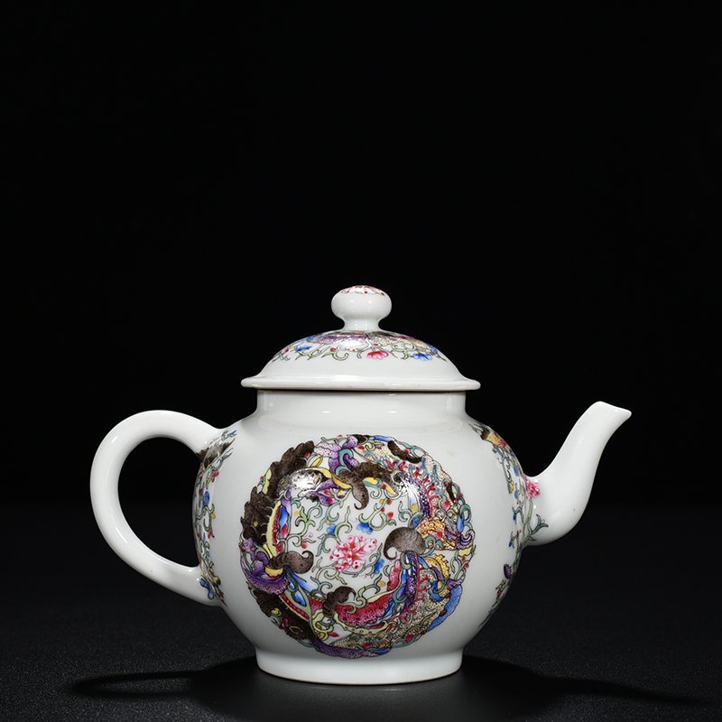 Qing Dynasty Yongzheng Pastel Butterfly Love Pot