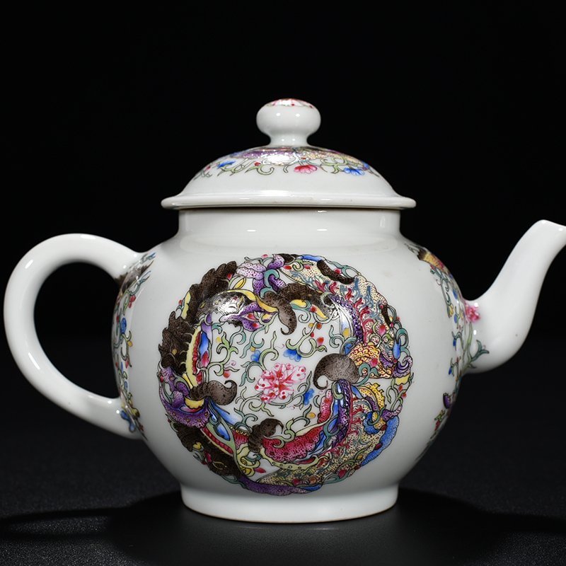 Qing Dynasty Yongzheng Pastel Butterfly Love Pot