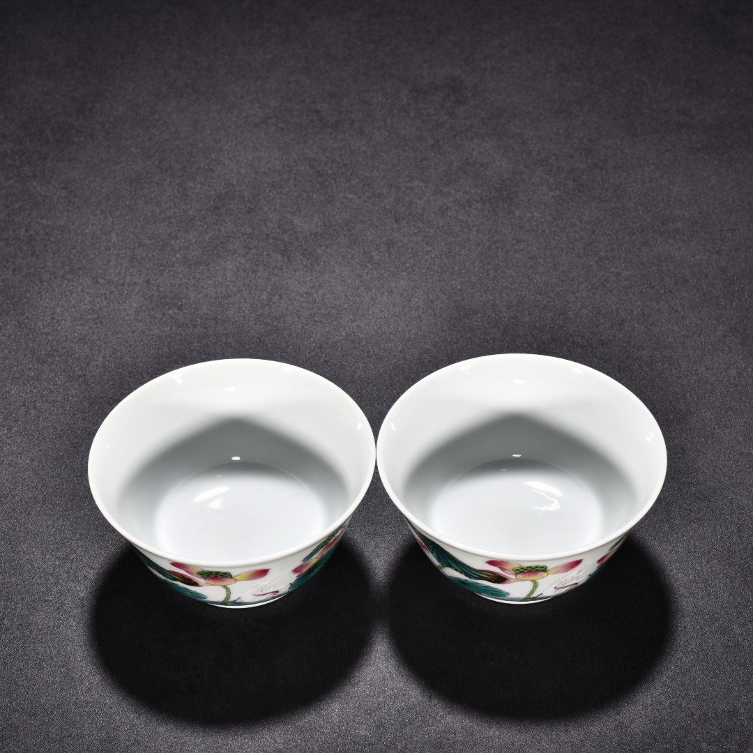 Qing Dynasty Yongzheng pastel cormorant lotus flower cup
