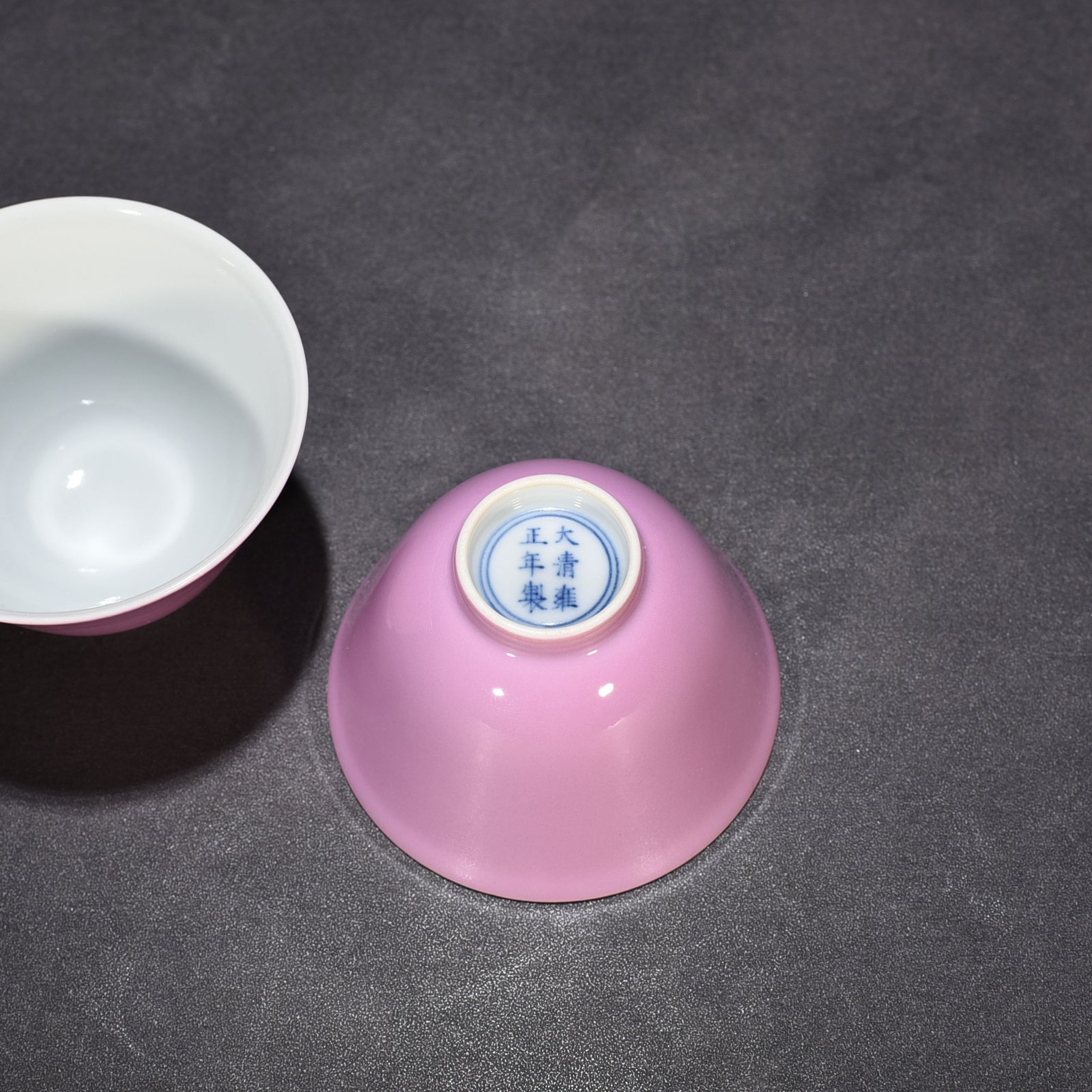 Qing Dynasty Yongzheng rouge powder glaze cup