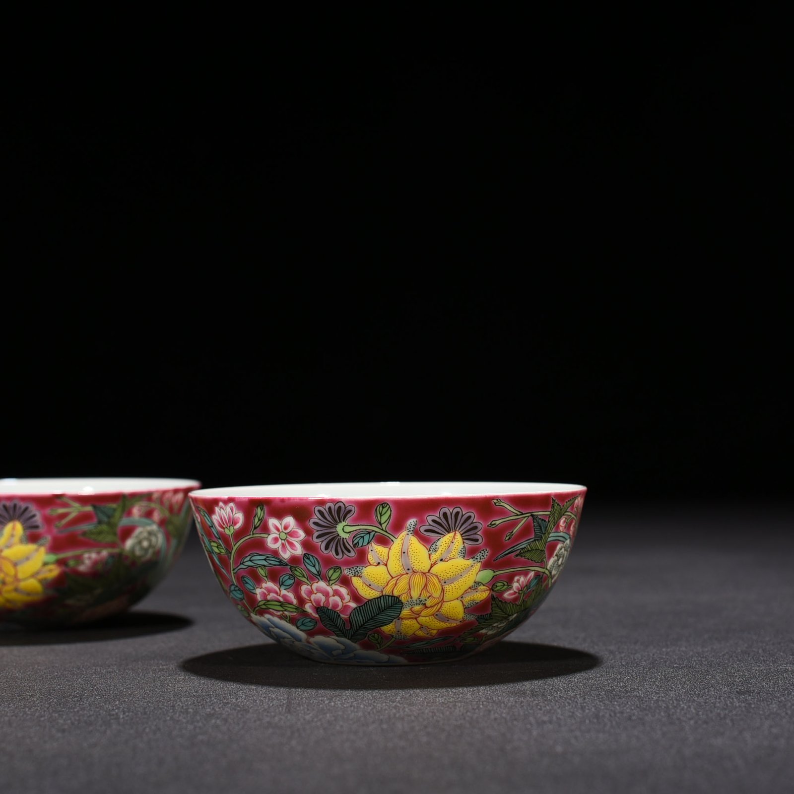 Qing Dynasty Yongzheng rouge ground pastel nine-autumn flower lying foot cup
