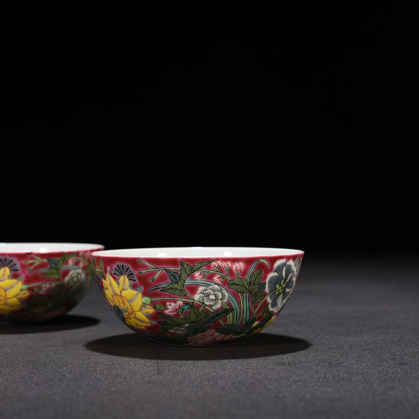 Qing Dynasty Yongzheng rouge ground pastel nine-autumn flower lying foot cup