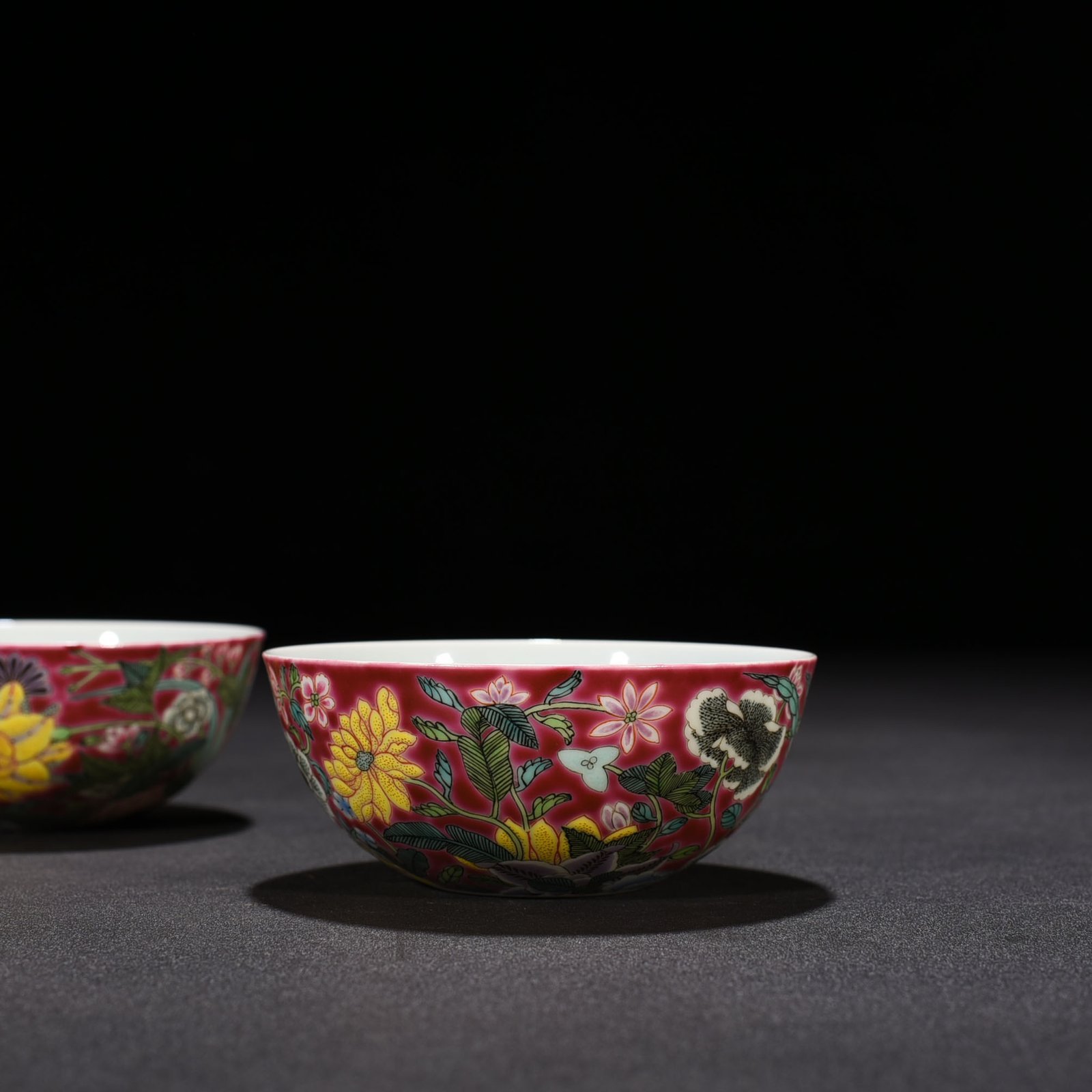 Qing Dynasty Yongzheng rouge ground pastel nine-autumn flower lying foot cup