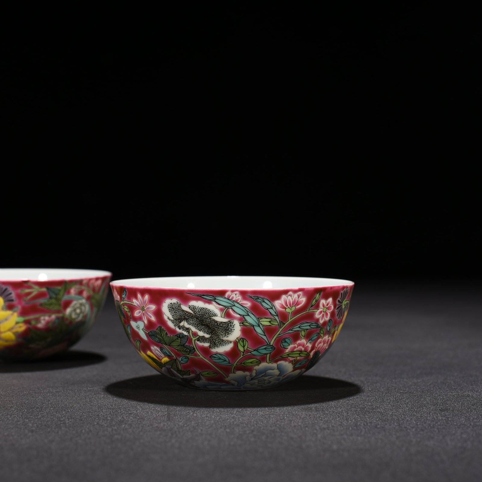 Qing Dynasty Yongzheng rouge ground pastel nine-autumn flower lying foot cup