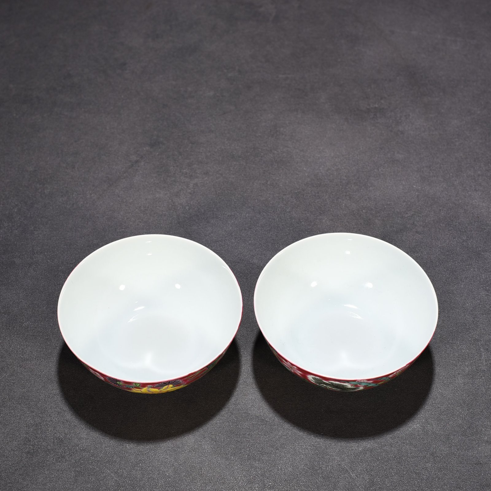 Qing Dynasty Yongzheng rouge ground pastel nine-autumn flower lying foot cup