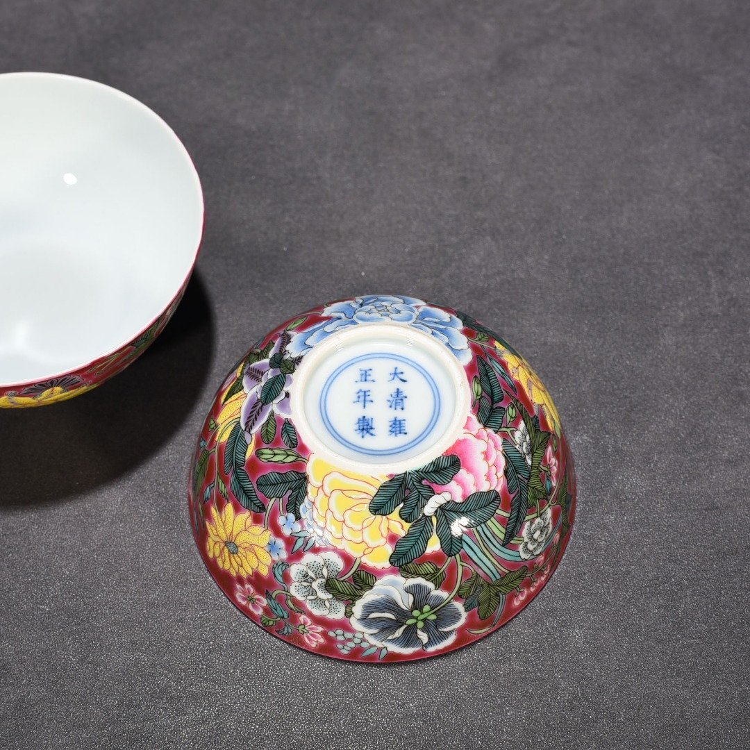 Qing Dynasty Yongzheng rouge ground pastel nine-autumn flower lying foot cup