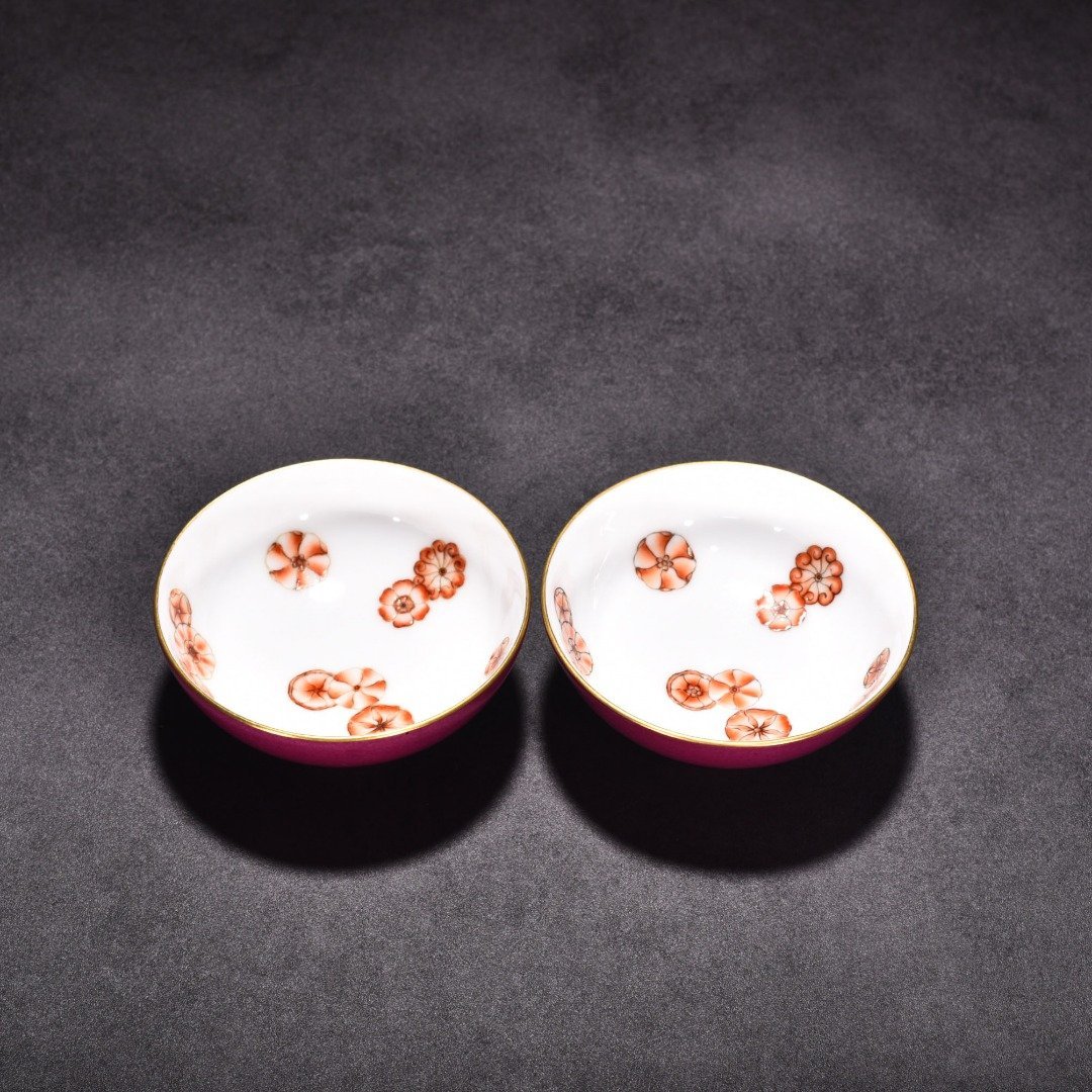 Qing Dynasty Yongzheng rouge red glaze gold leather ball flower tea