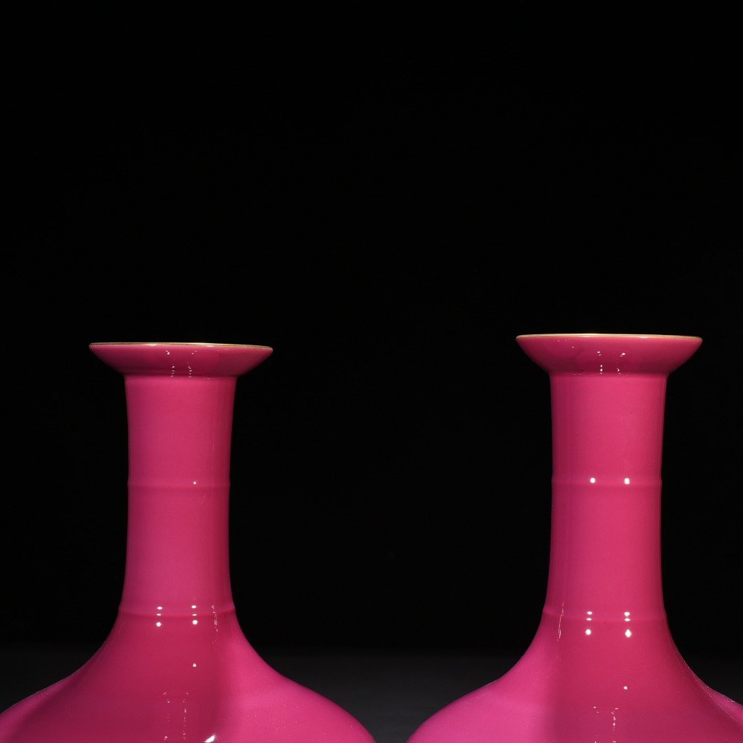 Qing Dynasty Yongzheng rouge red glaze plate mouth bottle