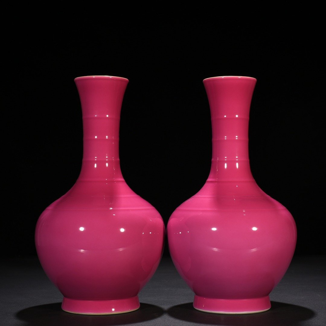 Qing Dynasty Yongzheng rouge red glaze ornamental vase