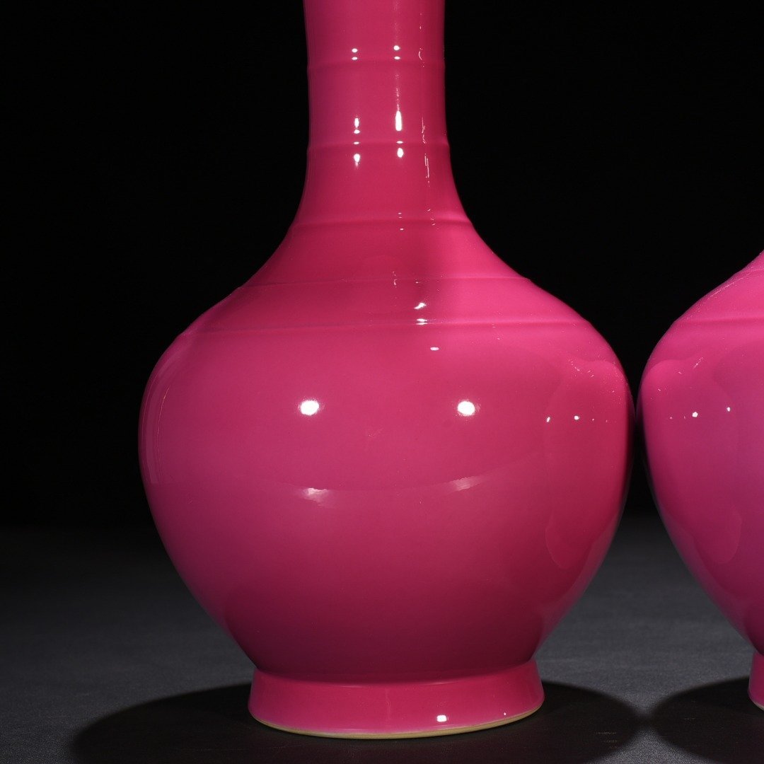 Qing Dynasty Yongzheng rouge red glaze ornamental vase