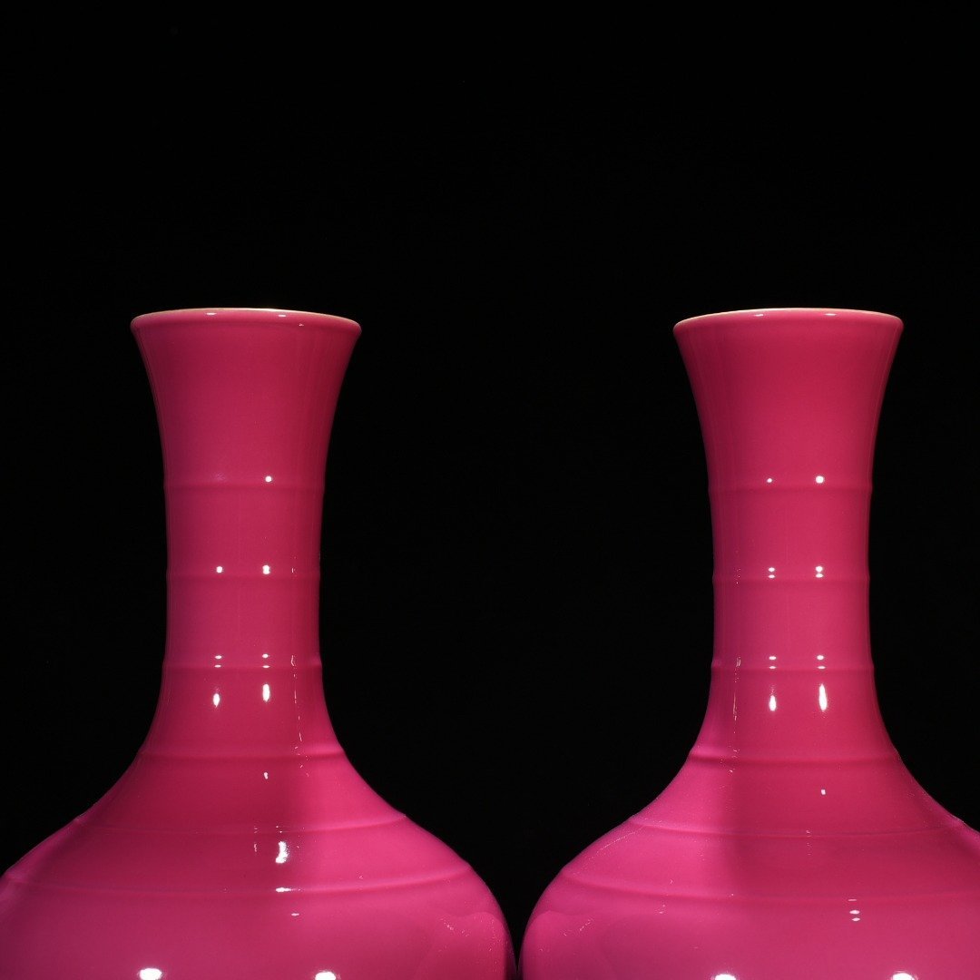 Qing Dynasty Yongzheng rouge red glaze ornamental vase