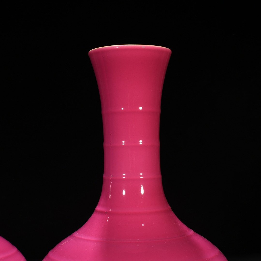 Qing Dynasty Yongzheng rouge red glaze ornamental vase