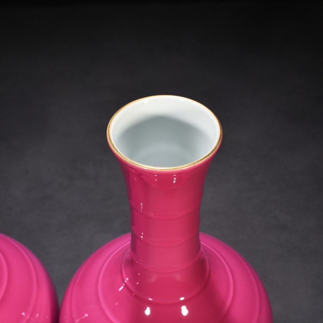 Qing Dynasty Yongzheng rouge red glaze ornamental vase