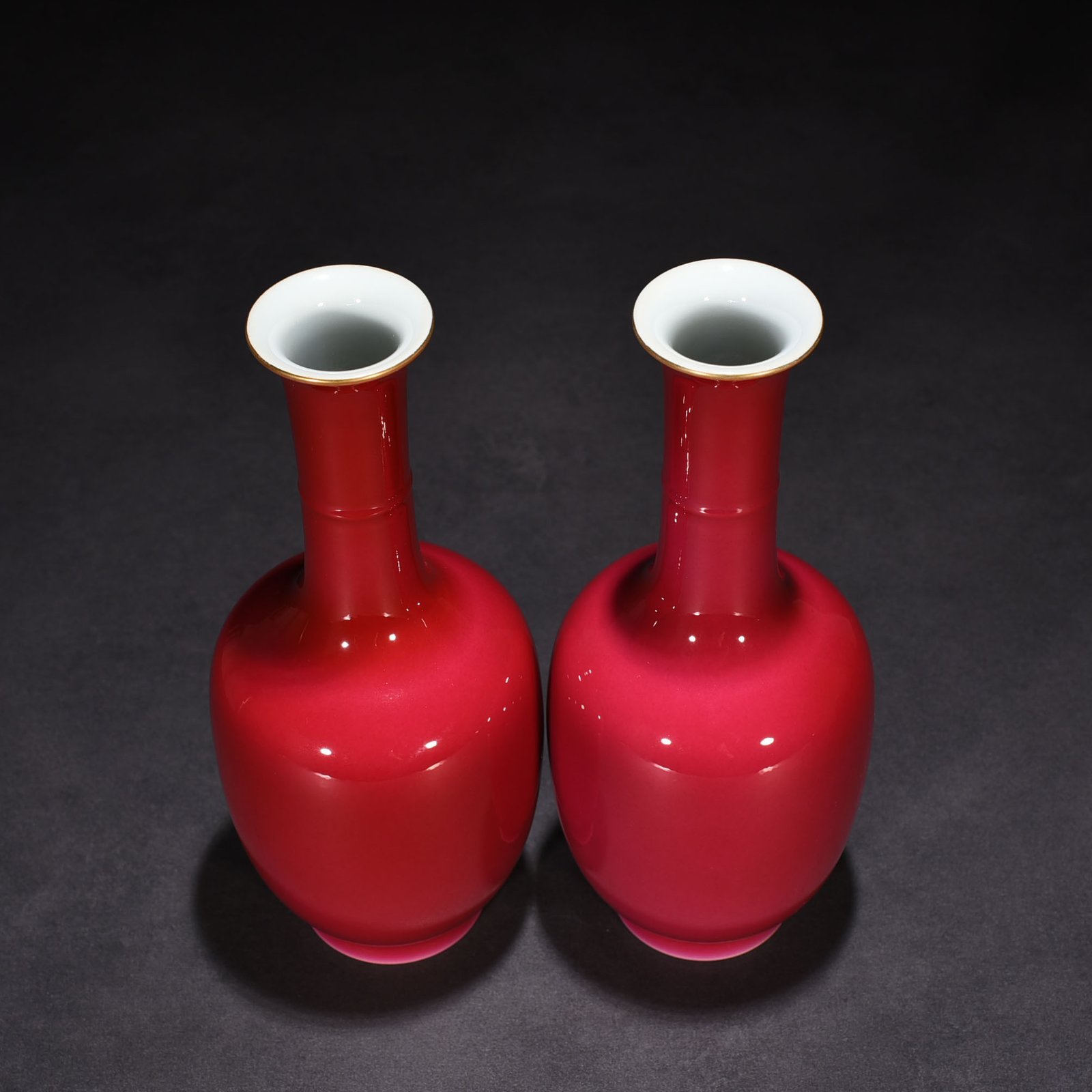 Qing Dynasty Yongzheng rouge red glaze flask with dazzling pattern