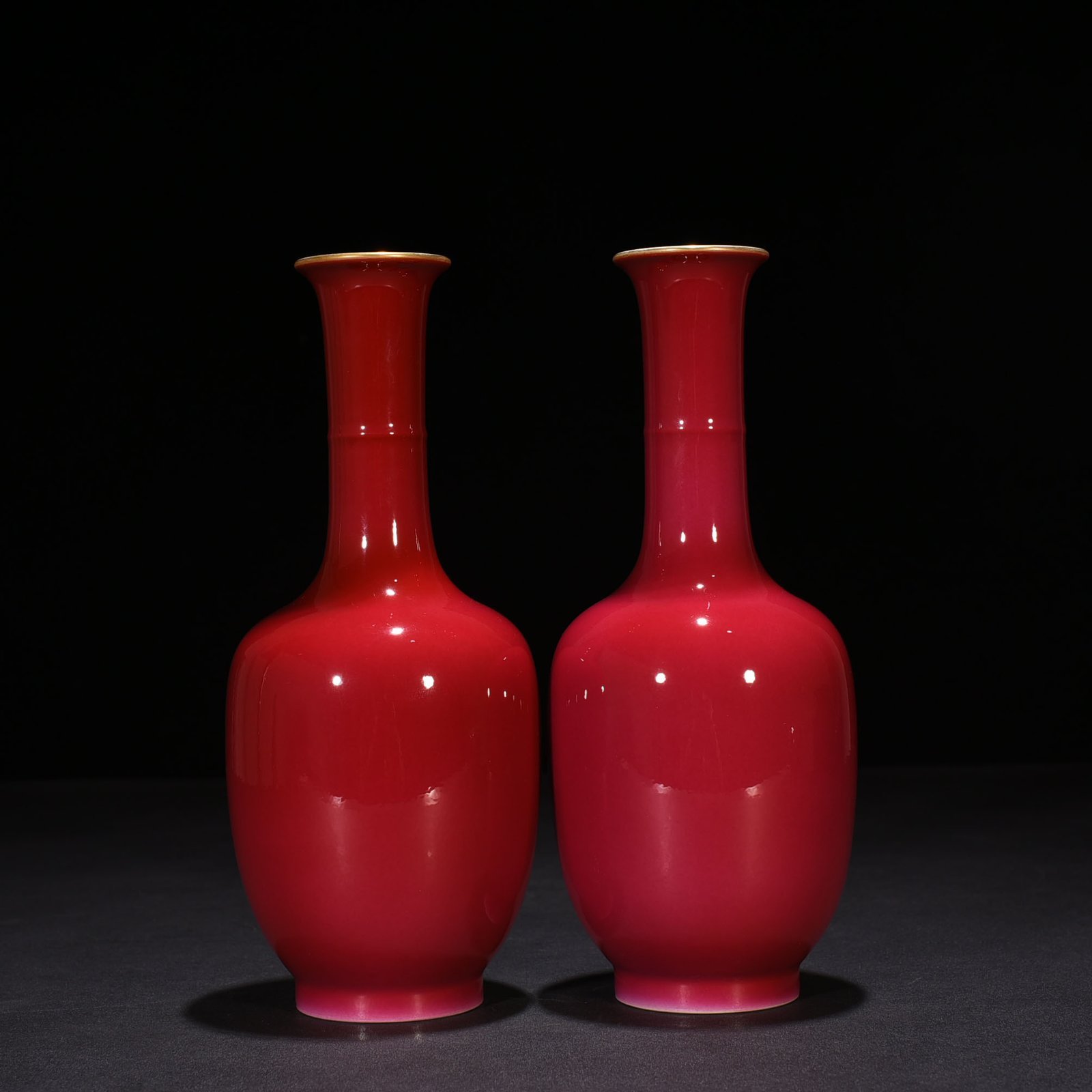 Qing Dynasty Yongzheng rouge red glaze flask with dazzling pattern