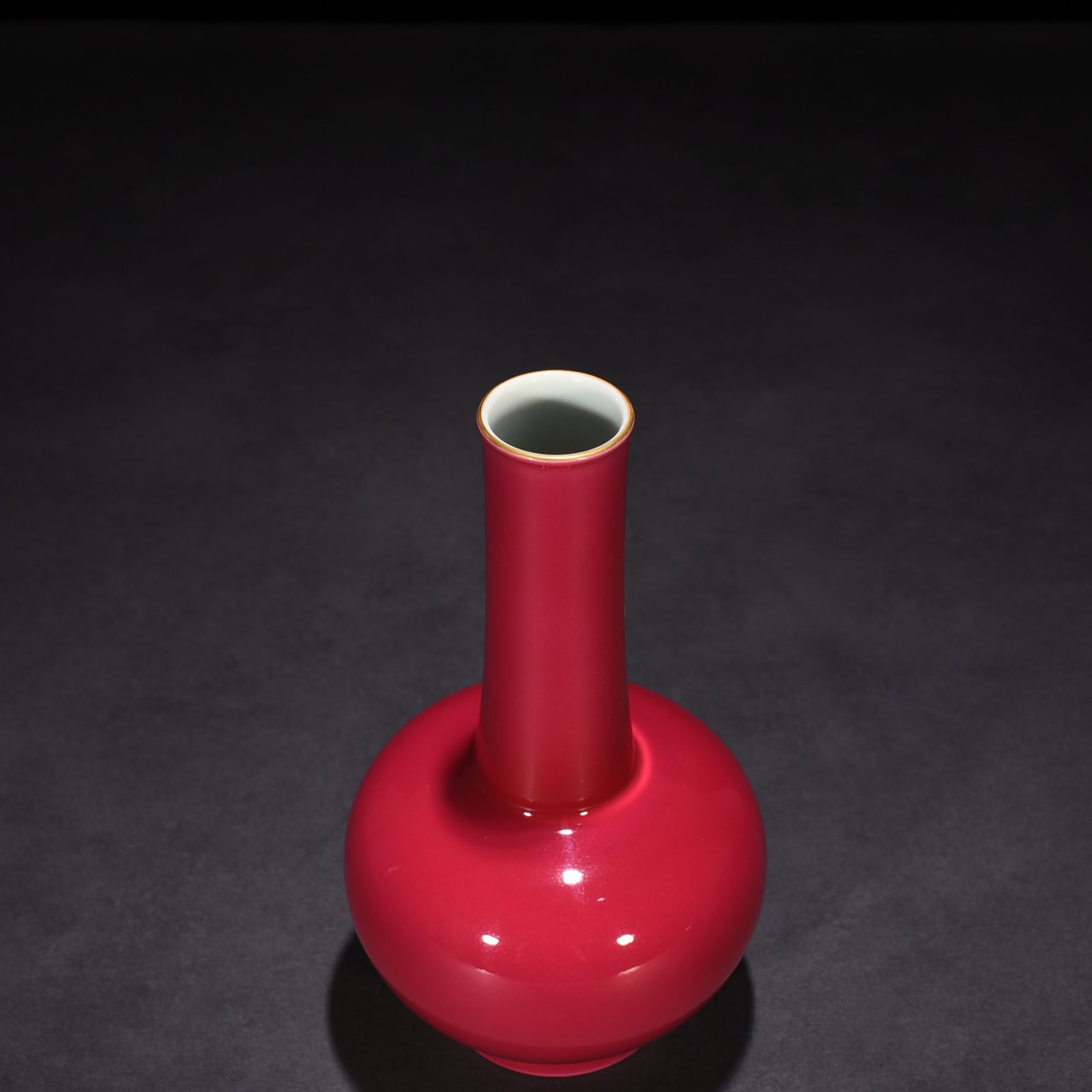 Qing Dynasty Yongzheng rouge red glaze straight neck bottle