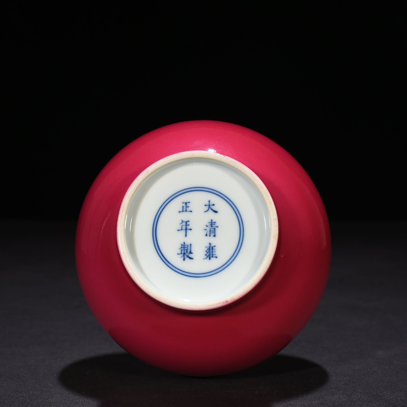 Qing Dynasty Yongzheng rouge red glaze straight neck bottle