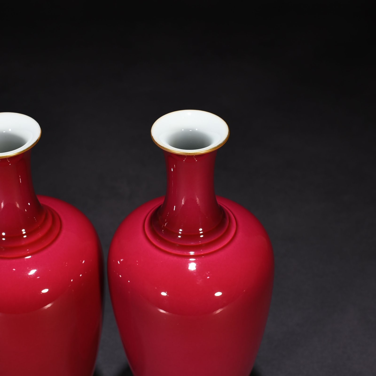 Qing Dynasty Yongzheng carmine red glaze radish bottle