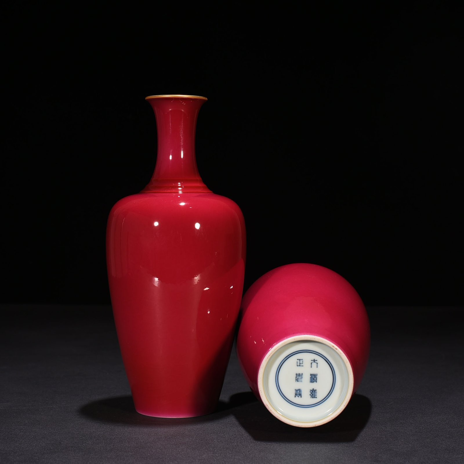 Qing Dynasty Yongzheng carmine red glaze radish bottle