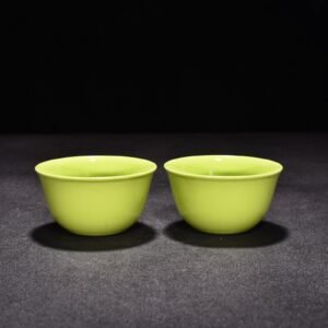 Qing Dynasty Yongzheng apple green glazed lying-foot cup