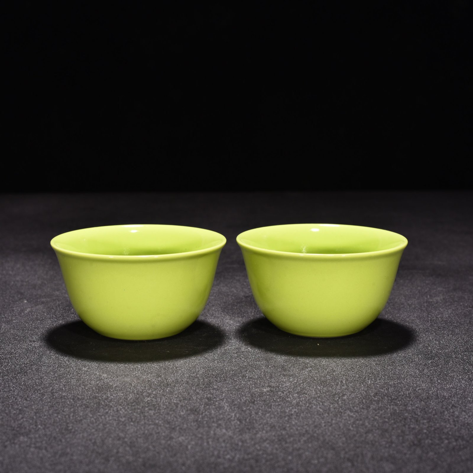 Qing Dynasty Yongzheng apple green glazed lying-foot cup