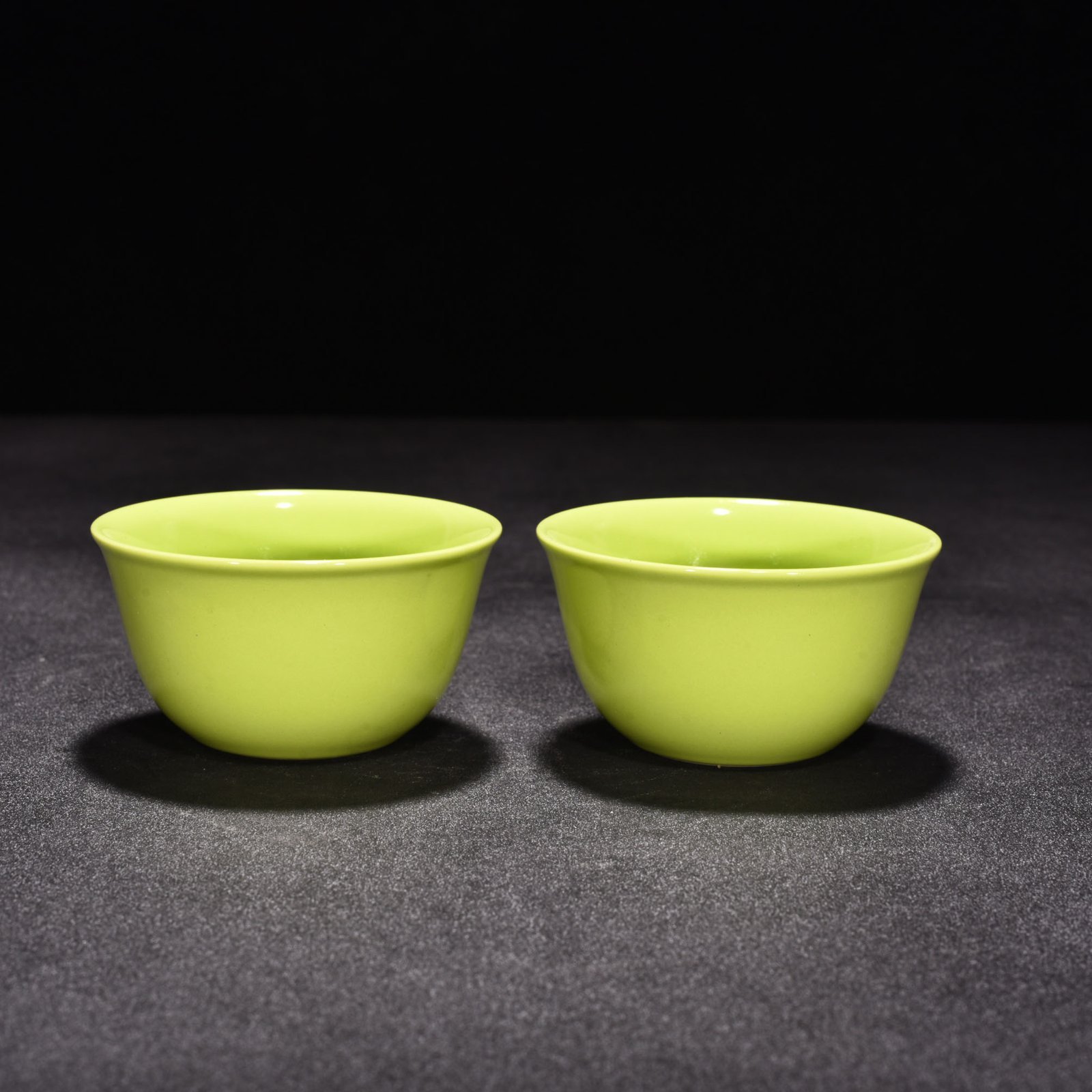 Qing Dynasty Yongzheng apple green glazed lying-foot cup