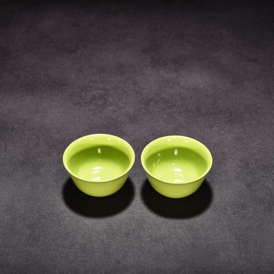 Qing Dynasty Yongzheng apple green glazed lying-foot cup