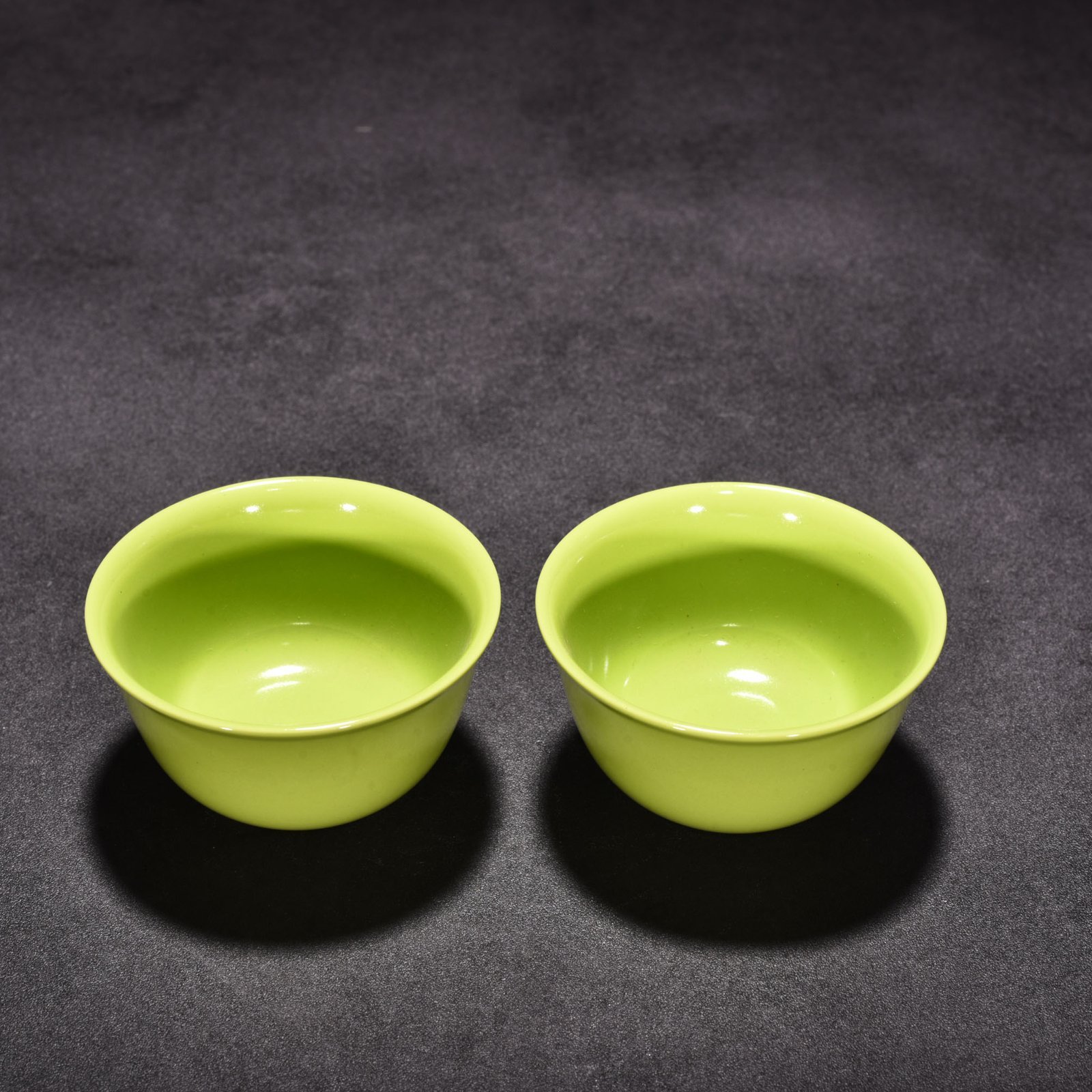 Qing Dynasty Yongzheng apple green glazed lying-foot cup