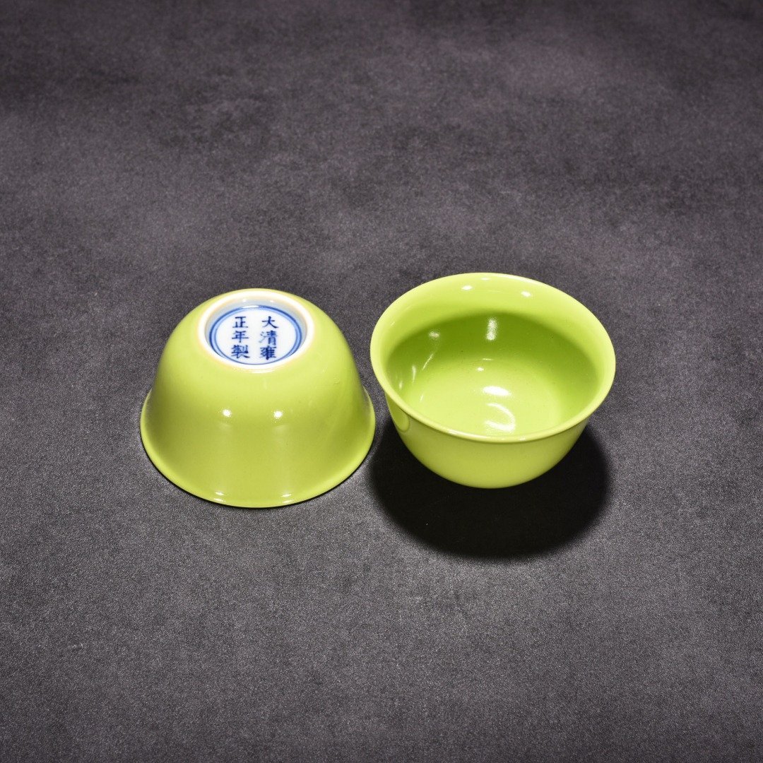 Qing Dynasty Yongzheng apple green glazed lying-foot cup