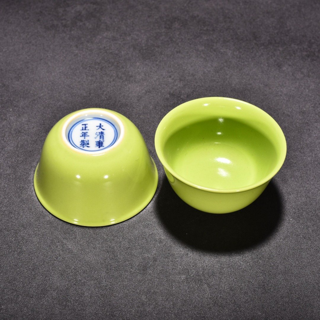 Qing Dynasty Yongzheng apple green glazed lying-foot cup