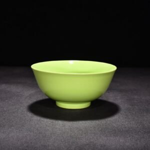 Qing Dynasty Yongzheng apple green glaze palace bowl