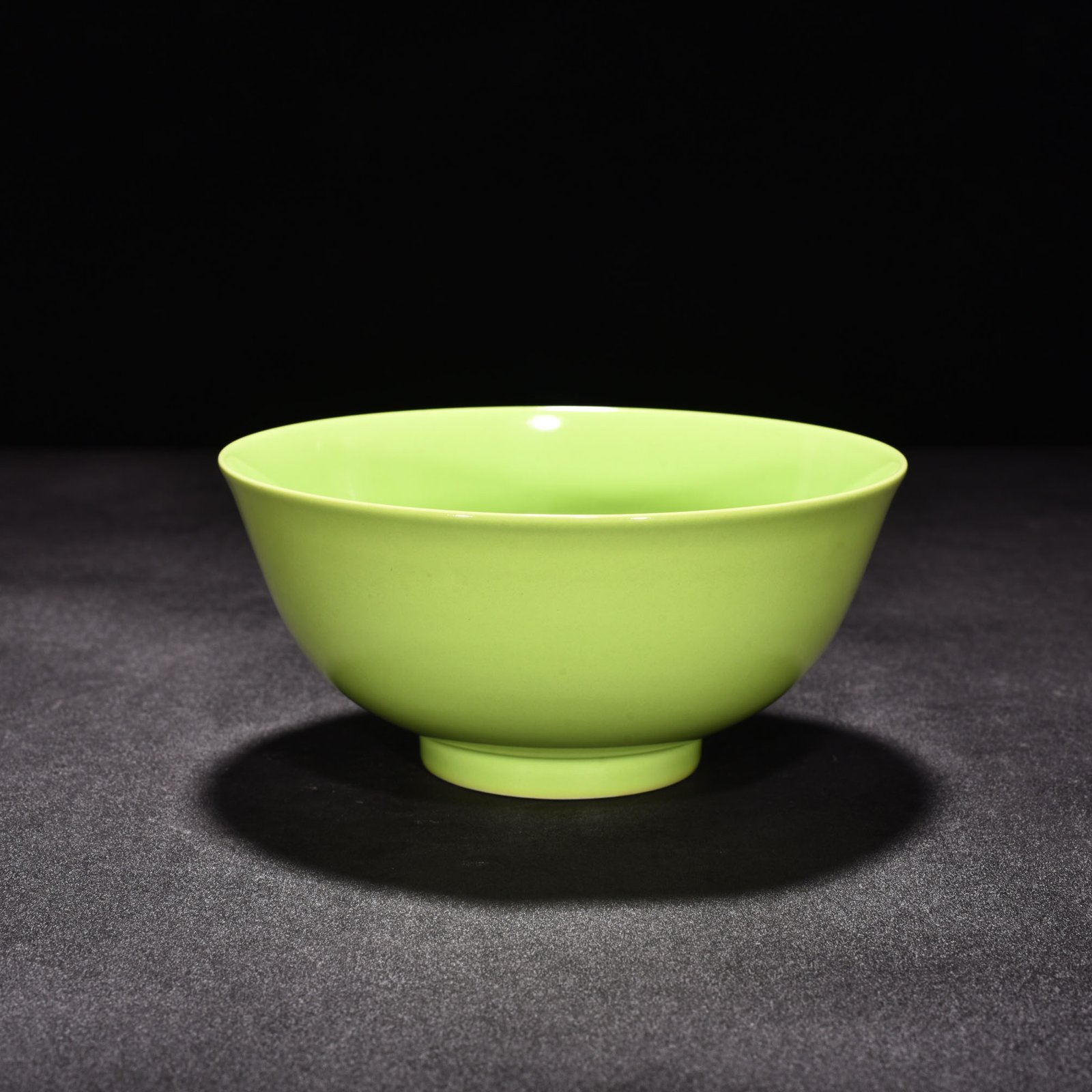 Qing Dynasty Yongzheng apple green glaze palace bowl
