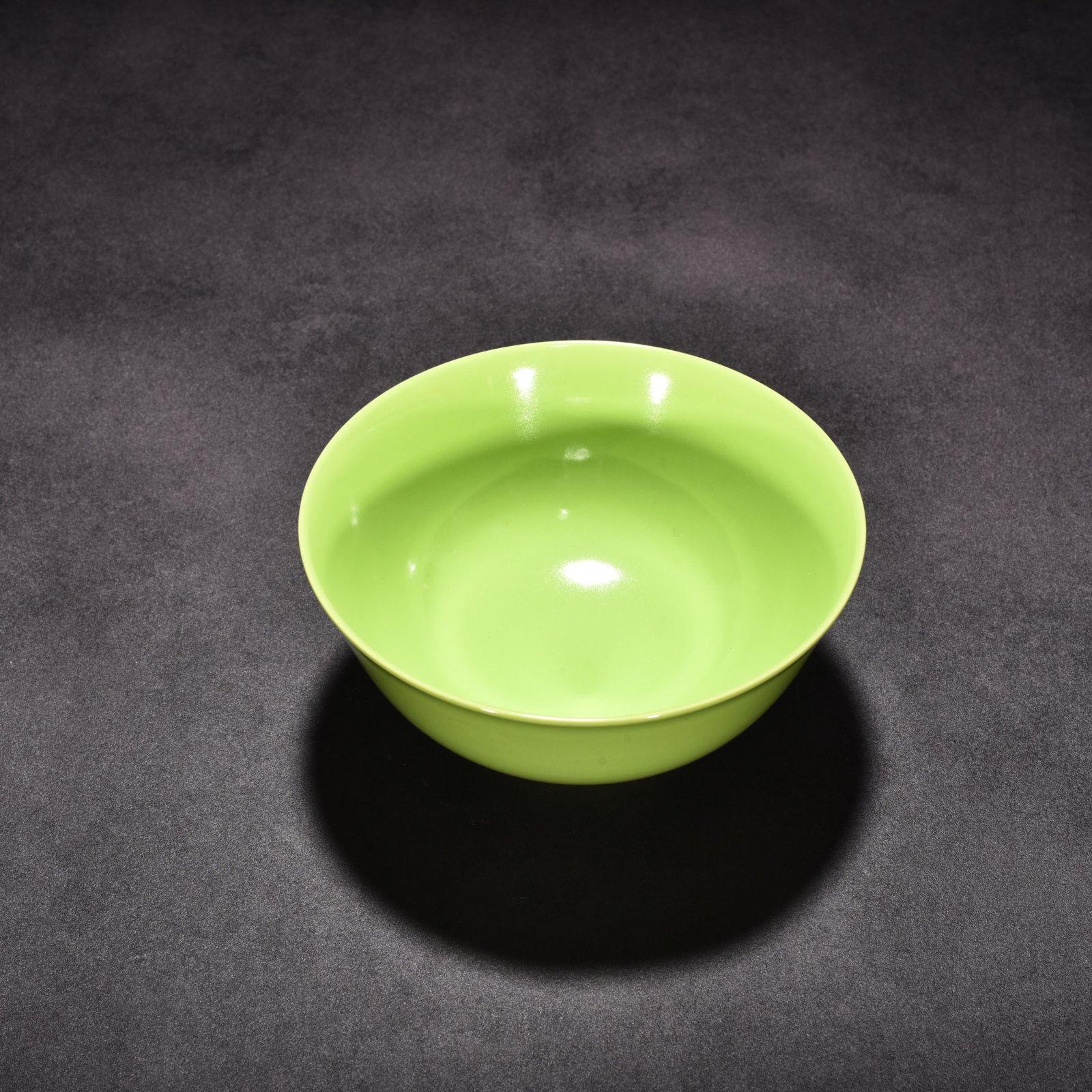 Qing Dynasty Yongzheng apple green glaze palace bowl