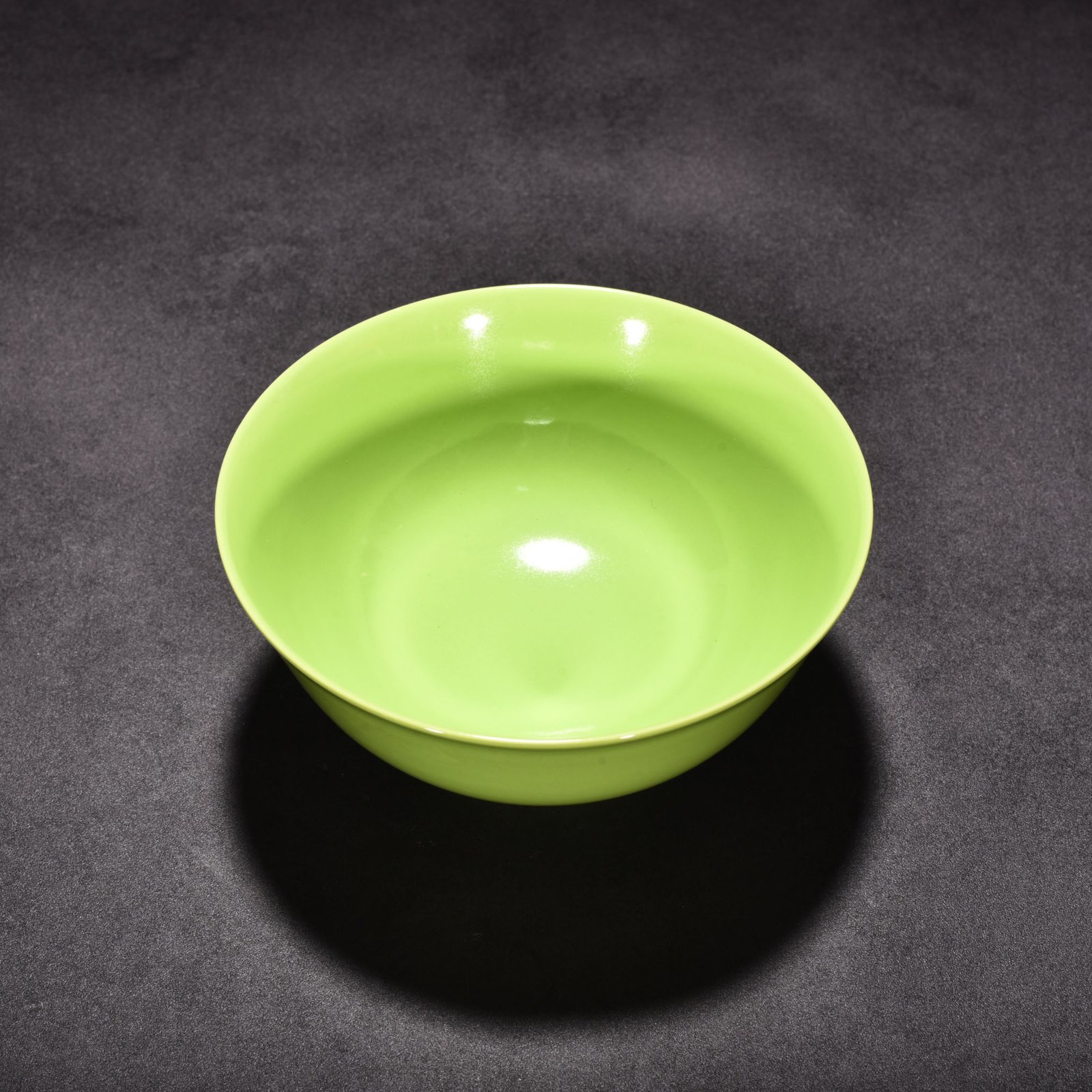 Qing Dynasty Yongzheng apple green glaze palace bowl