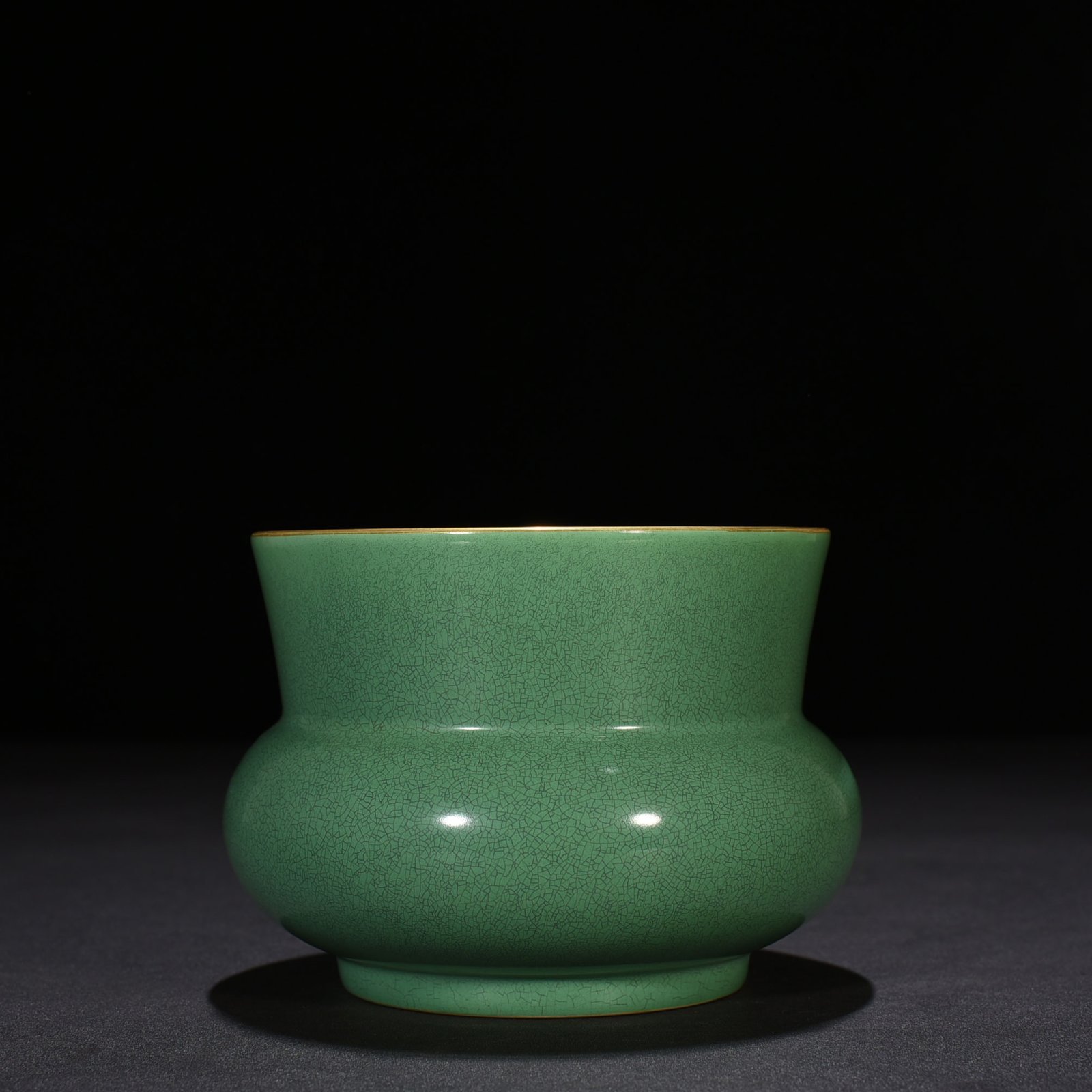 Qing Dynasty Yongzheng apple green glaze slag bucket
