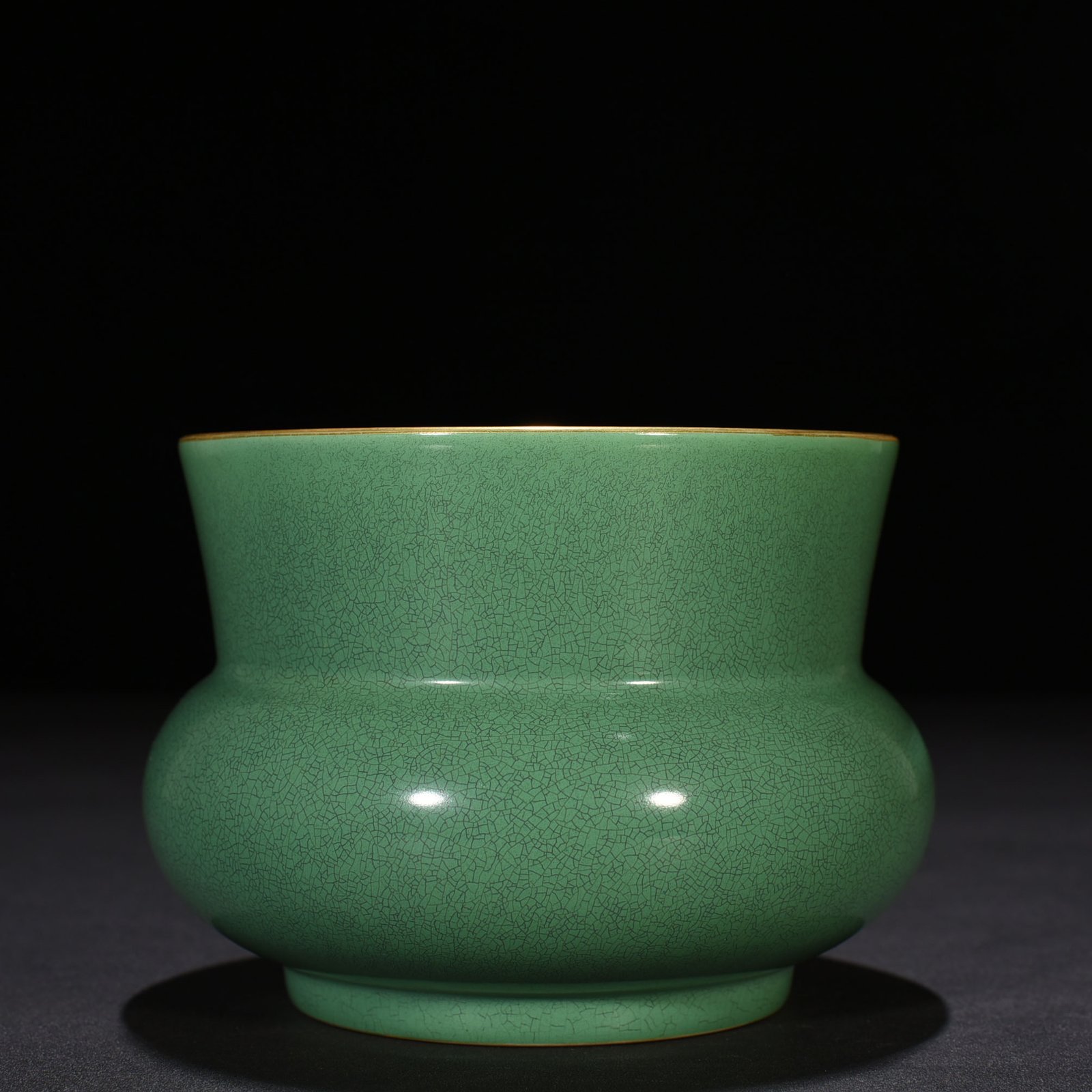 Qing Dynasty Yongzheng apple green glaze slag bucket