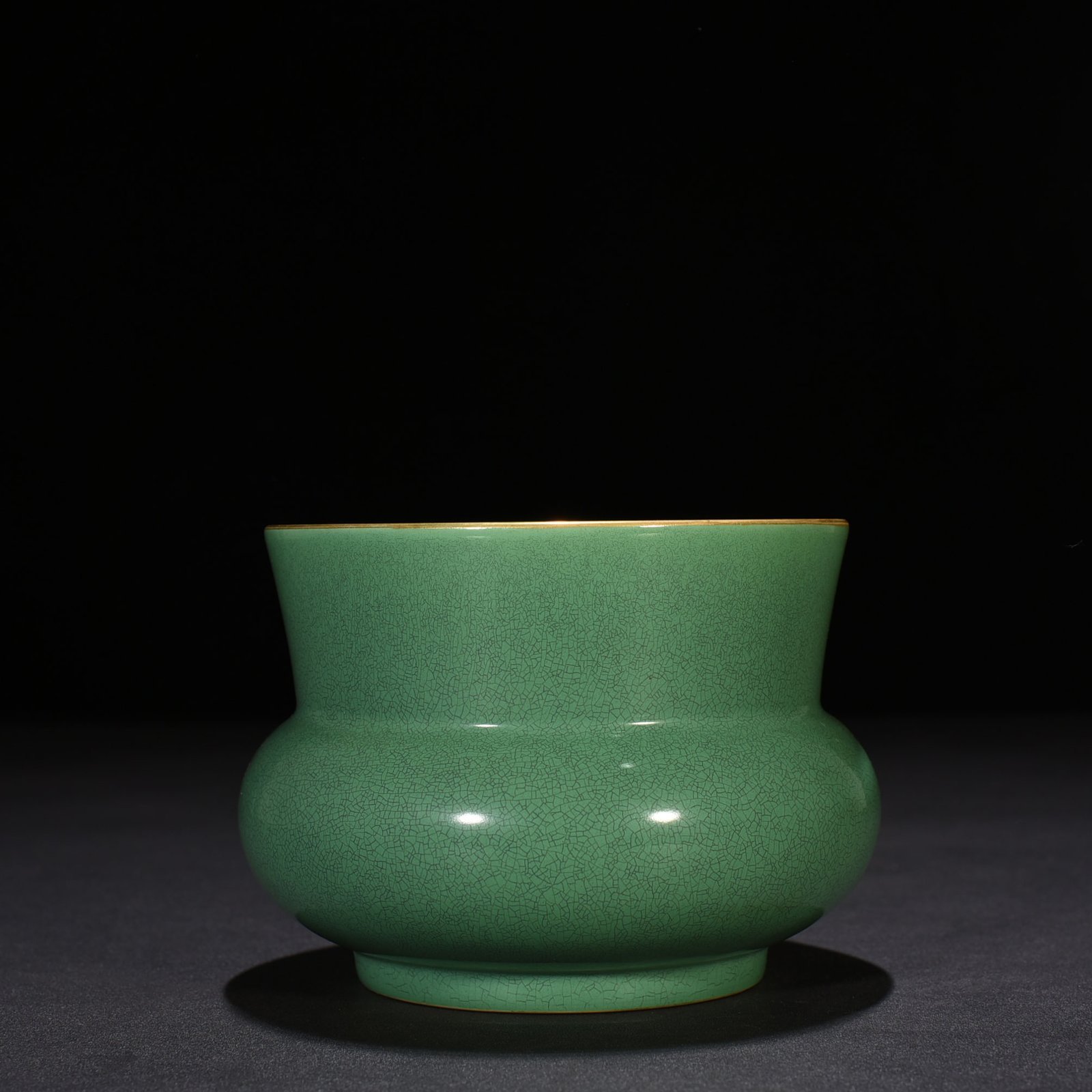 Qing Dynasty Yongzheng apple green glaze slag bucket