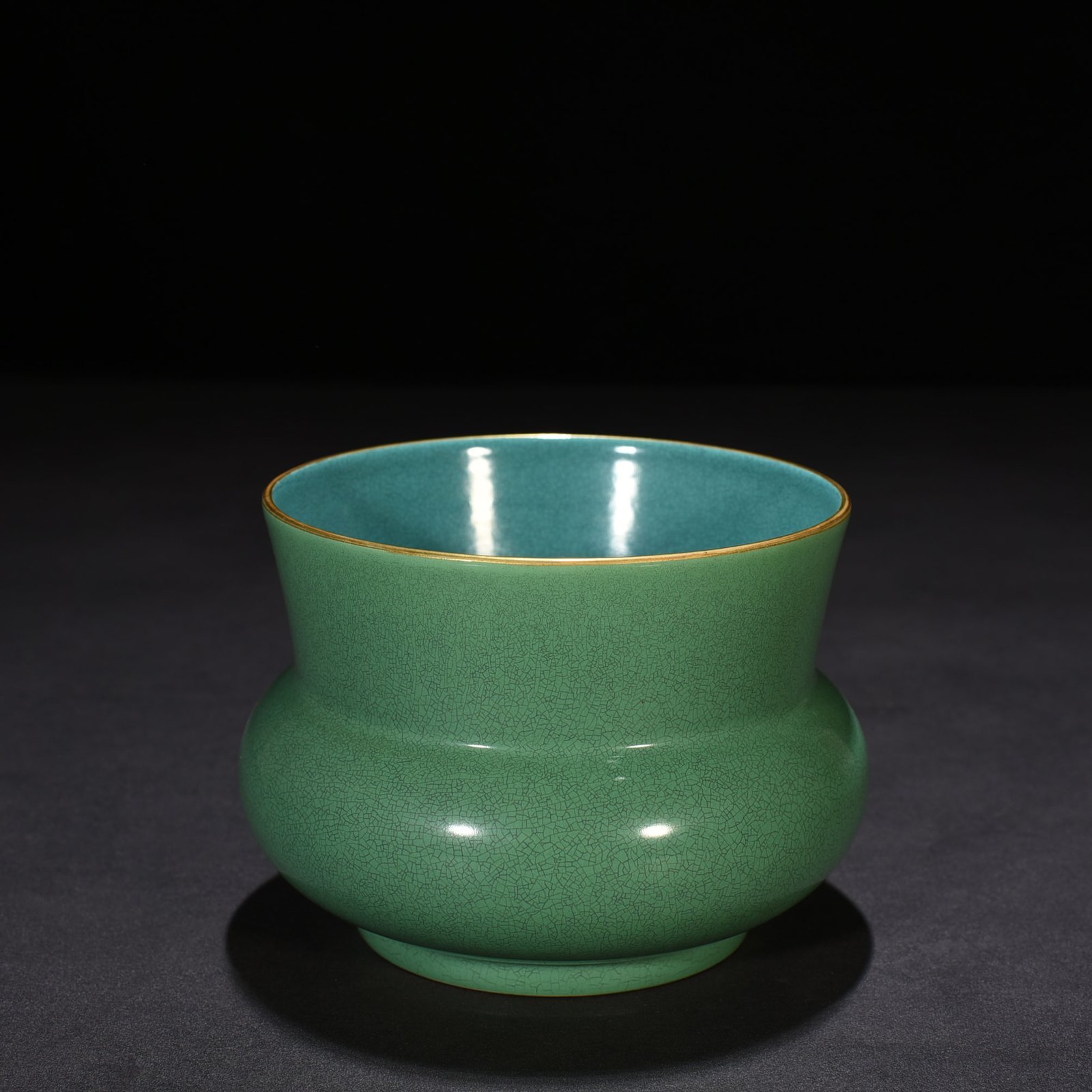 Qing Dynasty Yongzheng apple green glaze slag bucket