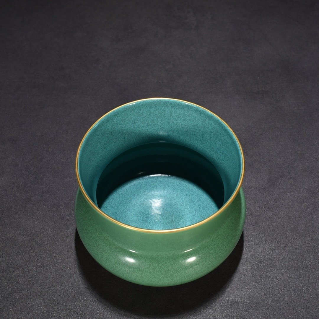 Qing Dynasty Yongzheng apple green glaze slag bucket