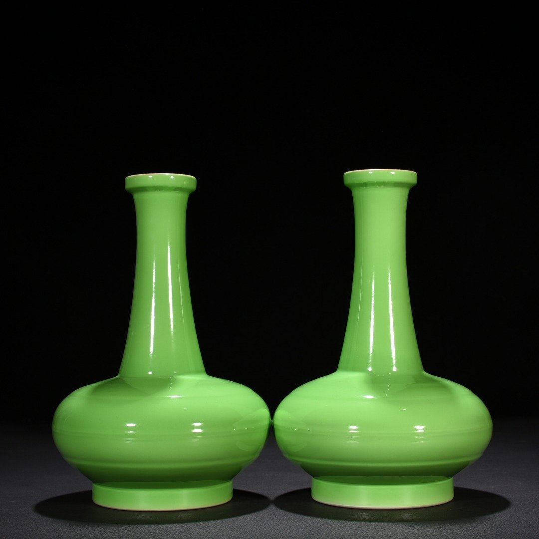 Qing Dynasty Yongzheng apple green glaze plate mouth bottle