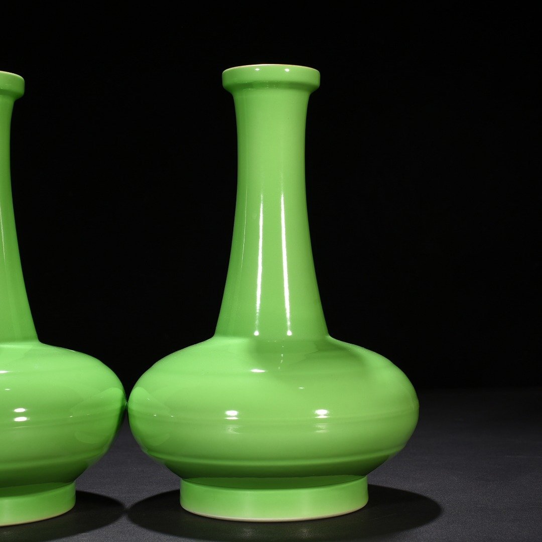 Qing Dynasty Yongzheng apple green glaze plate mouth bottle